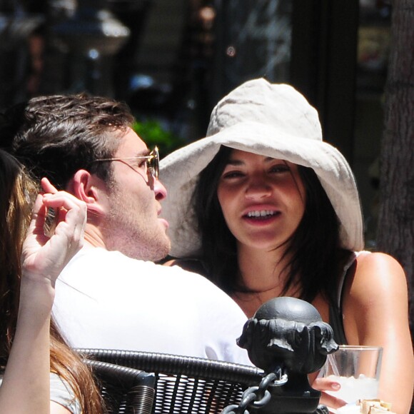 Ed Westwick et Jessica Szohr déjeunent au centre commercial The Grove, à Los Angeles, le 12 mai 2010.