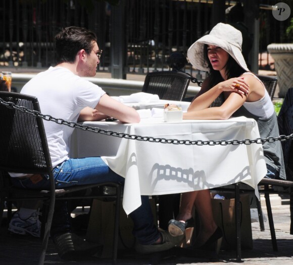 Ed Westwick et Jessica Szohr déjeunent au centre commercial The Grove, à Los Angeles, le 12 mai 2010.