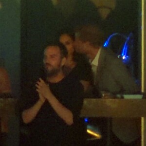 Le prince Harry et sa compagne Meghan Markle s'embrassent devant le show de B. Springsteen lors de la cérémonie de clôture des Invictus Games à Toronto au Canada le 30 septembre 2017.