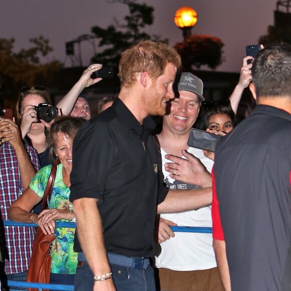 Le prince Harry salue ses fans à son arrivée à la réception de la fondation Invictus Game à Toronto. Le 26 septembre 2017
