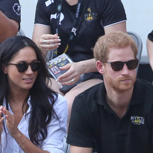 Le prince Harry et sa compagne Meghan Markle lors de leur première apparition officielle lors de la finale de tennis en chaise roulante pendant les Invictus Games 2017 à Toronto, le 25 septembre 2017.