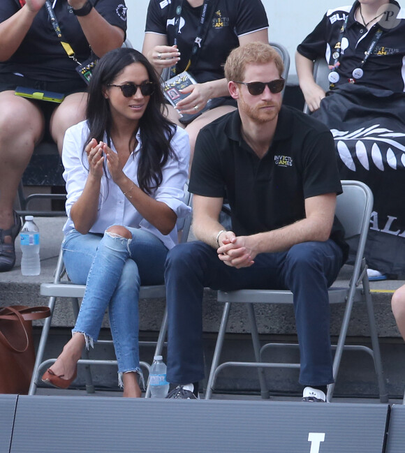 Le prince Harry et sa compagne Meghan Markle lors de leur première apparition officielle lors de la finale de tennis en chaise roulante pendant les Invictus Games 2017 à Toronto, le 25 septembre 2017.