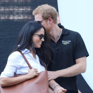 Le prince Harry et sa compagne Meghan Markle main dans la main lors de leur première apparition officielle lors de la finale de tennis en chaise roulante pendant les Invictus Games 2017 à Toronto, le 25 septembre 2017.