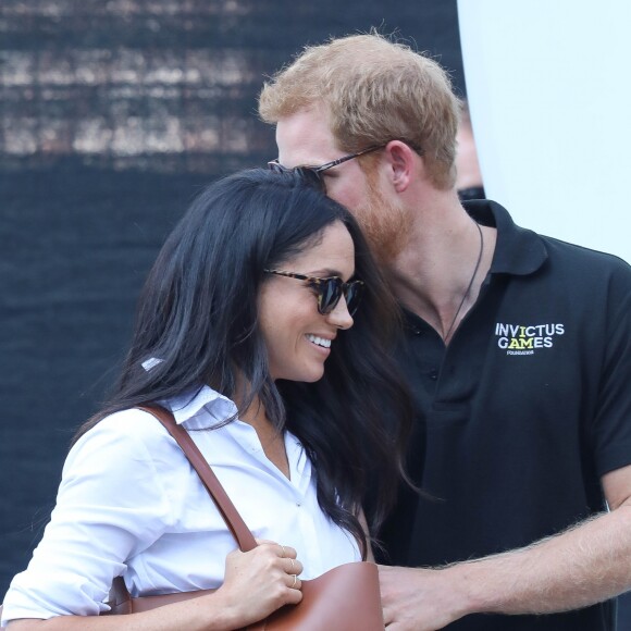 Le prince Harry et sa compagne Meghan Markle main dans la main lors de leur première apparition officielle lors de la finale de tennis en chaise roulante pendant les Invictus Games 2017 à Toronto, le 25 septembre 2017.
