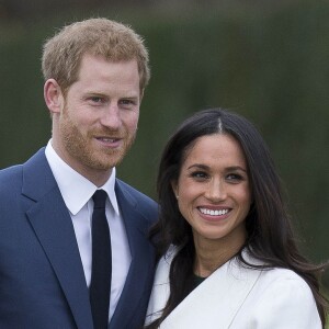 Le prince Harry et Meghan Markle photographiés dans les jardins du palais de Kensington le 27 novembre 2017 après l'annonce de leurs fiançailles. Le couple célébrera son mariage en mai 2018 dans la chapelle St George du château de Windsor.