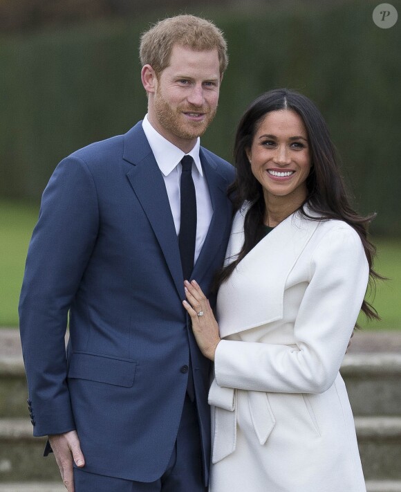 Le prince Harry et Meghan Markle photographiés dans les jardins du palais de Kensington le 27 novembre 2017 après l'annonce de leurs fiançailles. Le couple célébrera son mariage en mai 2018 dans la chapelle St George du château de Windsor.