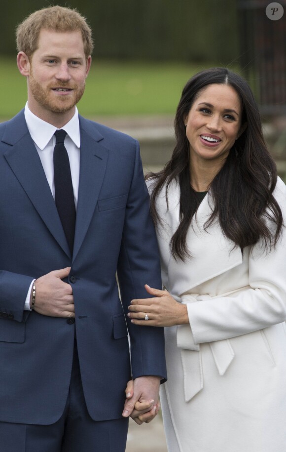 Le prince Harry et Meghan Markle photographiés dans les jardins du palais de Kensington le 27 novembre 2017 après l'annonce de leurs fiançailles. Le couple célébrera son mariage en mai 2018 dans la chapelle St George du château de Windsor.