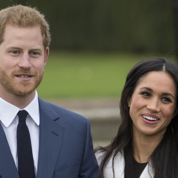 Le prince Harry et Meghan Markle photographiés dans les jardins du palais de Kensington le 27 novembre 2017 après l'annonce de leurs fiançailles. Le couple célébrera son mariage en mai 2018 dans la chapelle St George du château de Windsor.