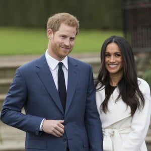 Le prince Harry et Meghan Markle photographiés dans les jardins du palais de Kensington le 27 novembre 2017 après l'annonce de leurs fiançailles. Le couple célébrera son mariage en mai 2018 dans la chapelle St George du château de Windsor.