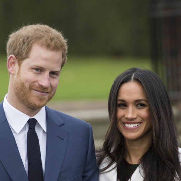 Le prince Harry et Meghan Markle photographiés dans les jardins du palais de Kensington le 27 novembre 2017 après l'annonce de leurs fiançailles. Le couple célébrera son mariage en mai 2018 dans la chapelle St George du château de Windsor.