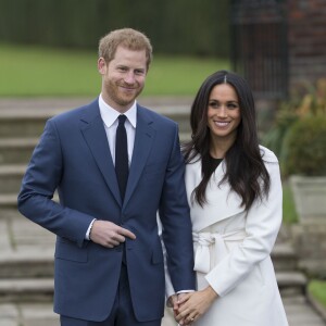 Le prince Harry et Meghan Markle photographiés dans les jardins du palais de Kensington le 27 novembre 2017 après l'annonce de leurs fiançailles. Le couple célébrera son mariage en mai 2018 dans la chapelle St George du château de Windsor.