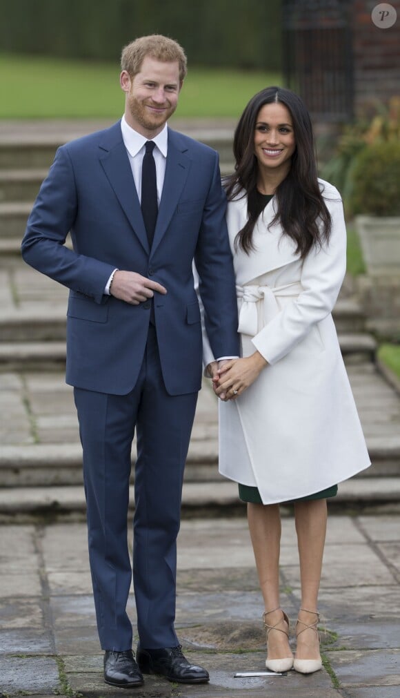 Le prince Harry et Meghan Markle photographiés dans les jardins du palais de Kensington le 27 novembre 2017 après l'annonce de leurs fiançailles. Le couple célébrera son mariage en mai 2018 dans la chapelle St George du château de Windsor.