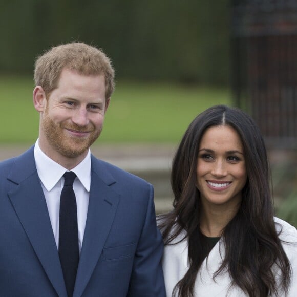 Le prince Harry et Meghan Markle photographiés dans les jardins du palais de Kensington le 27 novembre 2017 après l'annonce de leurs fiançailles. Le couple célébrera son mariage en mai 2018 dans la chapelle St George du château de Windsor.