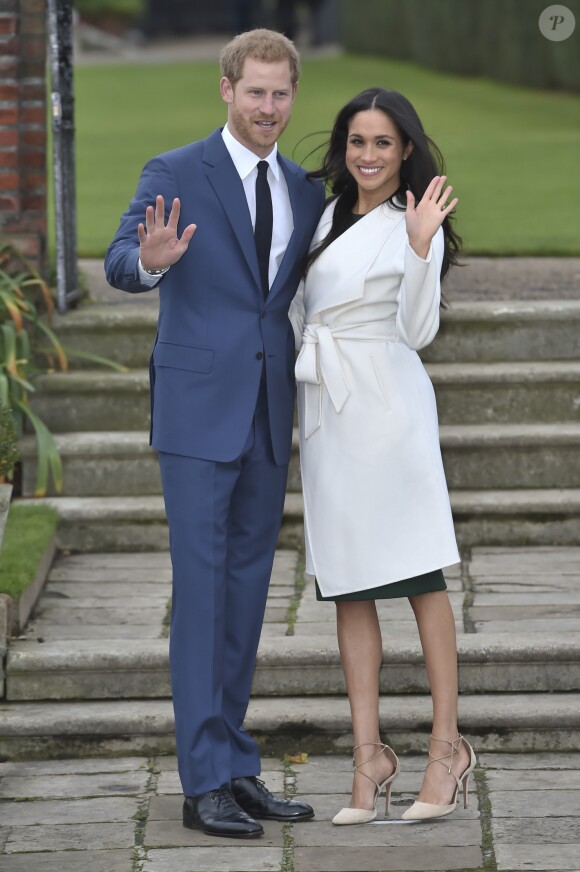 Le prince Harry et Meghan Markle photographiés dans les jardins du palais de Kensington le 27 novembre 2017 après l'annonce de leurs fiançailles. Le couple célébrera son mariage en mai 2018 dans la chapelle St George du château de Windsor.
