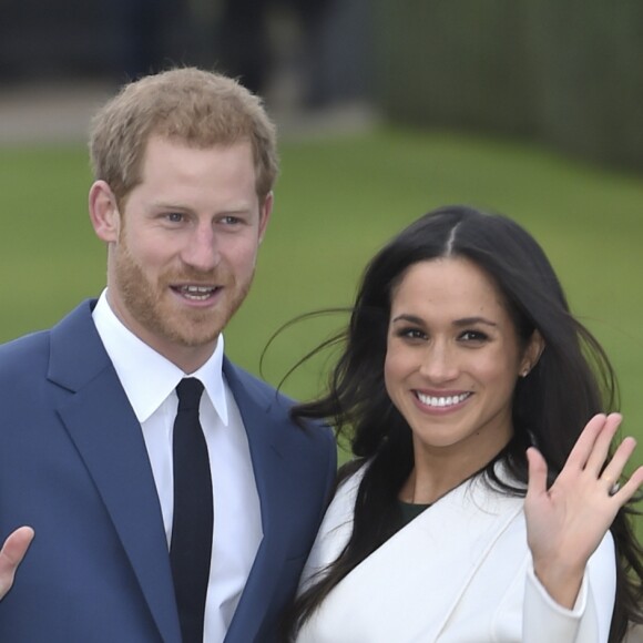 Le prince Harry et Meghan Markle photographiés dans les jardins du palais de Kensington le 27 novembre 2017 après l'annonce de leurs fiançailles. Le couple célébrera son mariage en mai 2018 dans la chapelle St George du château de Windsor.