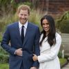 Le prince Harry et Meghan Markle photographiés dans les jardins du palais de Kensington le 27 novembre 2017 après l'annonce de leurs fiançailles. Le couple célébrera son mariage en mai 2018 dans la chapelle St George du château de Windsor.