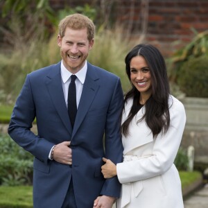 Le prince Harry et Meghan Markle photographiés dans les jardins du palais de Kensington le 27 novembre 2017 après l'annonce de leurs fiançailles. Le couple célébrera son mariage en mai 2018 dans la chapelle St George du château de Windsor.