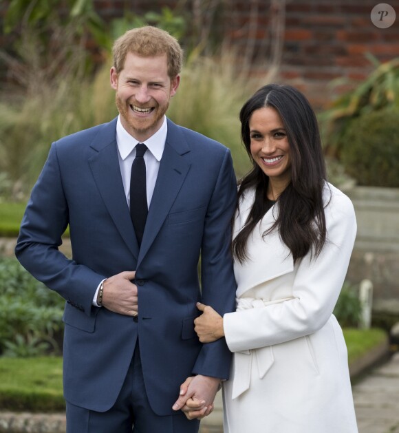 Le prince Harry et Meghan Markle photographiés dans les jardins du palais de Kensington le 27 novembre 2017 après l'annonce de leurs fiançailles. Le couple célébrera son mariage en mai 2018 dans la chapelle St George du château de Windsor.