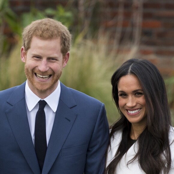 Le prince Harry et Meghan Markle photographiés dans les jardins du palais de Kensington le 27 novembre 2017 après l'annonce de leurs fiançailles. Le couple célébrera son mariage en mai 2018 dans la chapelle St George du château de Windsor.