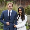 Le prince Harry et Meghan Markle photographiés dans les jardins du palais de Kensington le 27 novembre 2017 après l'annonce de leurs fiançailles. Le couple célébrera son mariage en mai 2018 dans la chapelle St George du château de Windsor.
