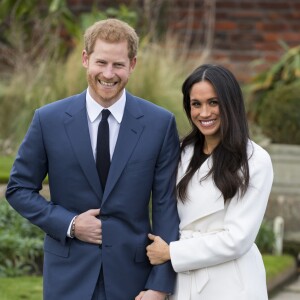 Le prince Harry et Meghan Markle photographiés dans les jardins du palais de Kensington le 27 novembre 2017 après l'annonce de leurs fiançailles. Le couple célébrera son mariage en mai 2018 dans la chapelle St George du château de Windsor.