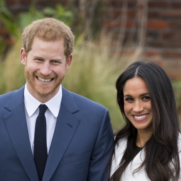 Le prince Harry et Meghan Markle photographiés dans les jardins du palais de Kensington le 27 novembre 2017 après l'annonce de leurs fiançailles. Le couple célébrera son mariage en mai 2018 dans la chapelle St George du château de Windsor.