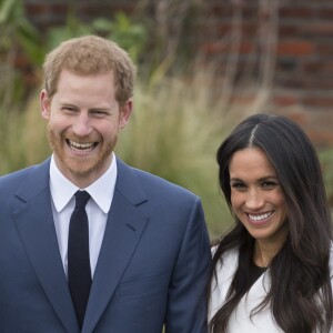Le prince Harry et Meghan Markle photographiés dans les jardins du palais de Kensington le 27 novembre 2017 après l'annonce de leurs fiançailles. Le couple célébrera son mariage en mai 2018 dans la chapelle St George du château de Windsor.