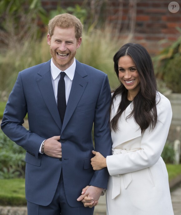 Le prince Harry et Meghan Markle photographiés dans les jardins du palais de Kensington le 27 novembre 2017 après l'annonce de leurs fiançailles. Le couple célébrera son mariage en mai 2018 dans la chapelle St George du château de Windsor.