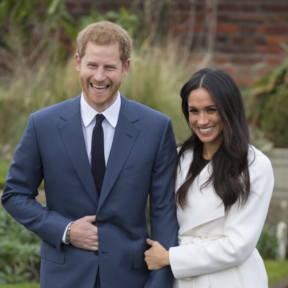 Le prince Harry et Meghan Markle photographiés dans les jardins du palais de Kensington le 27 novembre 2017 après l'annonce de leurs fiançailles. Le couple célébrera son mariage en mai 2018 dans la chapelle St George du château de Windsor.