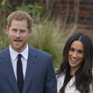 Le prince Harry et Meghan Markle photographiés dans les jardins du palais de Kensington le 27 novembre 2017 après l'annonce de leurs fiançailles. Le couple célébrera son mariage en mai 2018 dans la chapelle St George du château de Windsor.