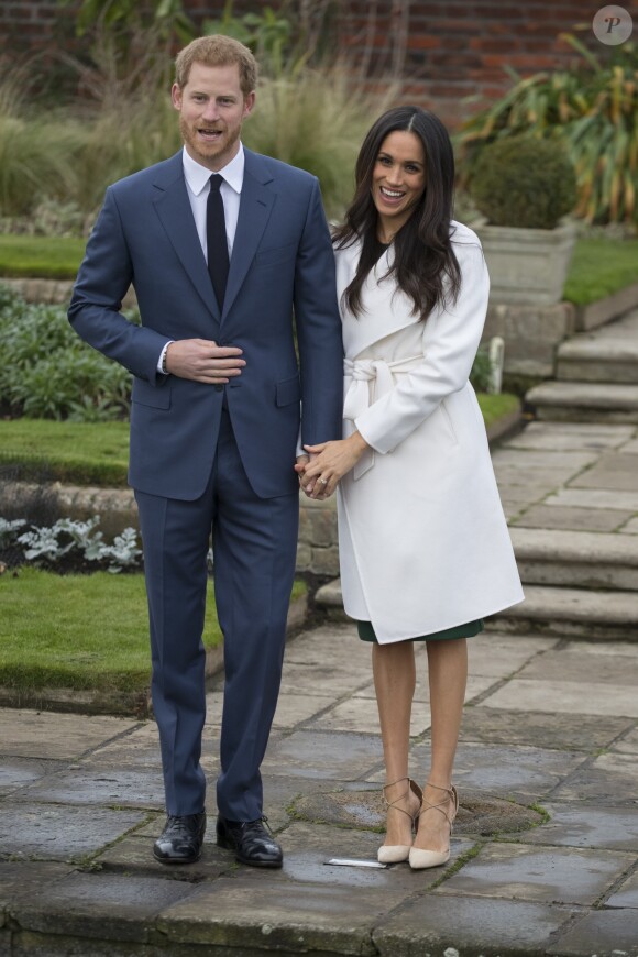 Le prince Harry et Meghan Markle photographiés dans les jardins du palais de Kensington le 27 novembre 2017 après l'annonce de leurs fiançailles. Le couple célébrera son mariage en mai 2018 dans la chapelle St George du château de Windsor.