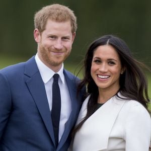 Le prince Harry et Meghan Markle photographiés dans les jardins du palais de Kensington le 27 novembre 2017 après l'annonce de leurs fiançailles. Le couple célébrera son mariage en mai 2018 dans la chapelle St George du château de Windsor.