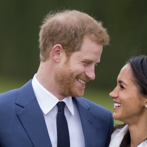 Le prince Harry et Meghan Markle photographiés dans les jardins du palais de Kensington le 27 novembre 2017 après l'annonce de leurs fiançailles. Le couple célébrera son mariage en mai 2018 dans la chapelle St George du château de Windsor.