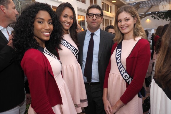Le Consul général de France à Los Angeles avec quelques Miss régionales, le 28 novembre 2017.
