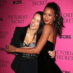 Lais Ribeiro et Adriana Lima - Soirée de projection du défilé Victoria's Secret à New York, le 28 novembre 2017.