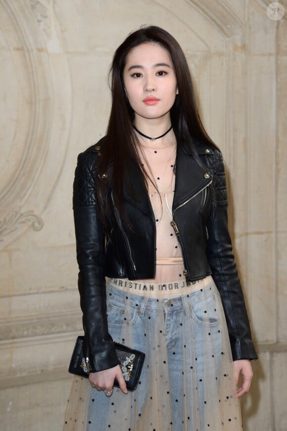 Liu Yifei à la Paris Fashion Week le 3 mars 2017