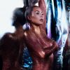 Kim Kardashian pour la gamme "Ultralight Beams" de KKW BEAUTY. Novembre 2017.