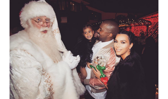 Kim Kardashian, son mari Kanye West et leur fille North West rencontrent le Père Noël. Décembre 2015.