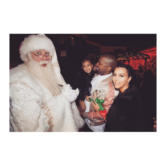 Kim Kardashian, son mari Kanye West et leur fille North West rencontrent le Père Noël. Décembre 2015.