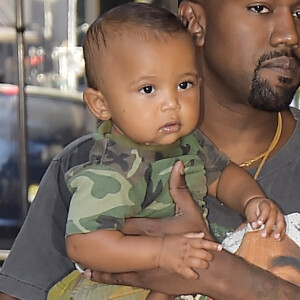 Saint dans les bras de Kanye West à New York le 29 août 2016
