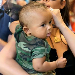 Saint dans les bras de Kim Kardashian à La Jolla le 26 juillet 2016
