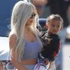 Kim Kardashian avec sa fille North West et son fils Saint West à Woodland Hills, le 22 septembre 2017.