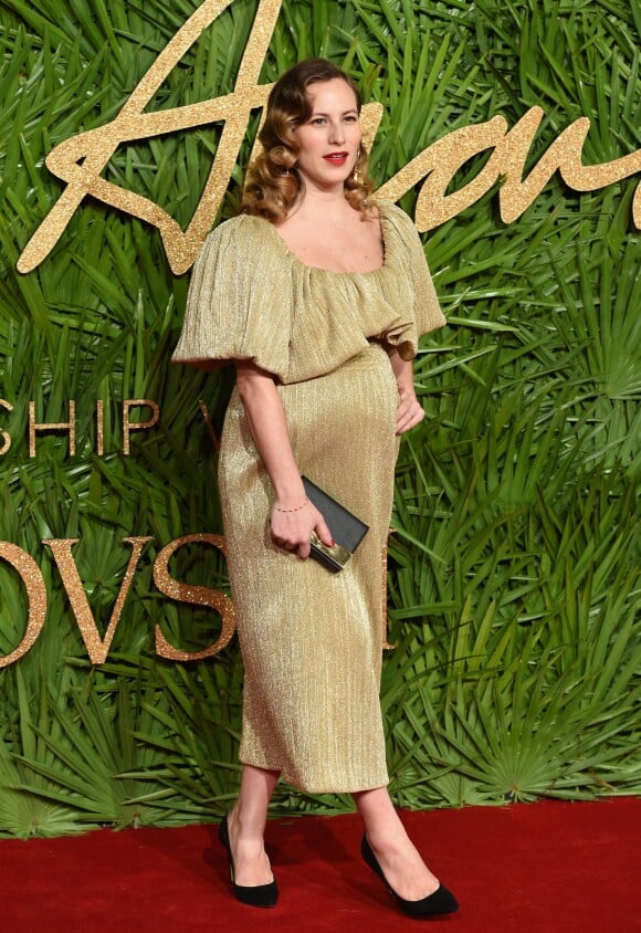 Charlotte Olympia enceinte aux Fashion Awards 2017 au Royal Albert Hall à Londres, le 4 décembre 2017
