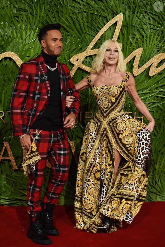 Lewis Hamilton, Donatella Versace aux Fashion Awards 2017 au Royal Albert Hall à Londres, le 4 décembre 2017