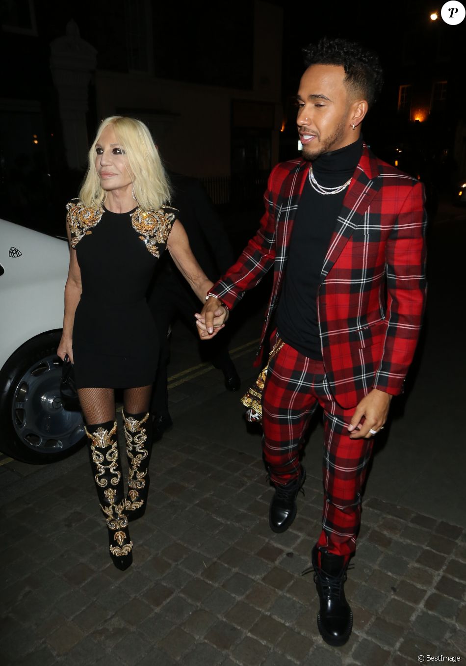Donatella Versace Et Lewis Hamilton Les Celebrites Arrivent Aux Fashion Awards 2017 Au Royal Albert Hall A Londres Le 4 Decembre 2017 Purepeople