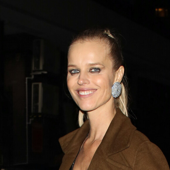 Eva Herzigova - People à la sortie des Fashion Awards 2017 au Royal Albert Hall à Londres, le 4 décembre 2017
