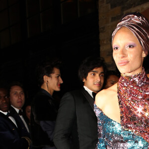 Adwoa Aboah - People à la sortie des Fashion Awards 2017 au Royal Albert Hall à Londres, le 4 décembre 2017