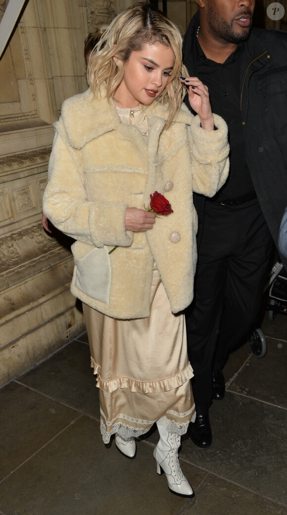 Selena Gomez quitte son hôtel pour se rendre aux Fashion Awards 2017 au Royal Albert Hall à Londres, le 4 décembre 2017