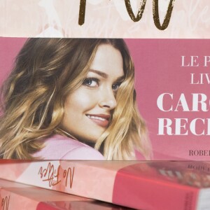 Caroline Receveur dédicace son livre "No filter" à la FNAC de Chatelet les Halles à Paris le 12 octobre 2017. © Pierre Perusseau/Bestimage