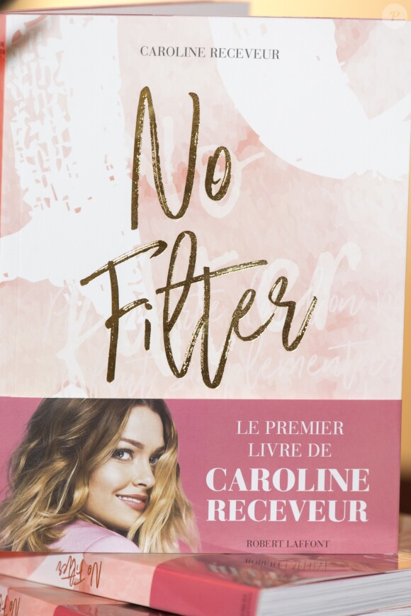 Caroline Receveur dédicace son livre "No filter" à la FNAC de Chatelet les Halles à Paris le 12 octobre 2017. © Pierre Perusseau/Bestimage